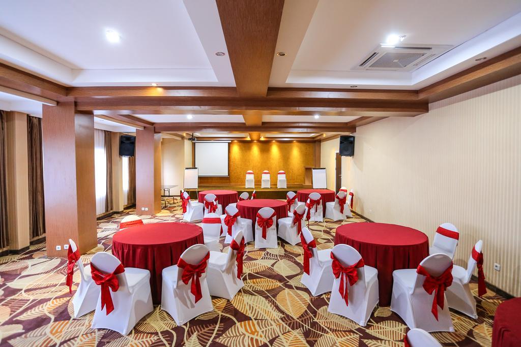 Sylvia Hotel Premier Kupang Kupang  Exterior photo